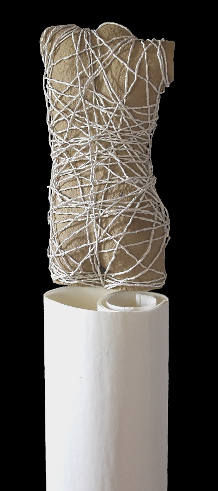 Scultura con il riciclo della carta e del cartone di Ivano Vitali