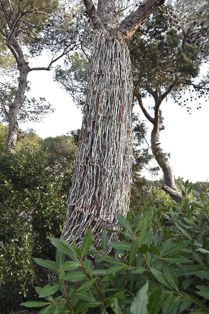 Ivano Vitali - Albero vestito con carta di quotitdiani filata a mano e lavorata con ferri da maglia giganti -