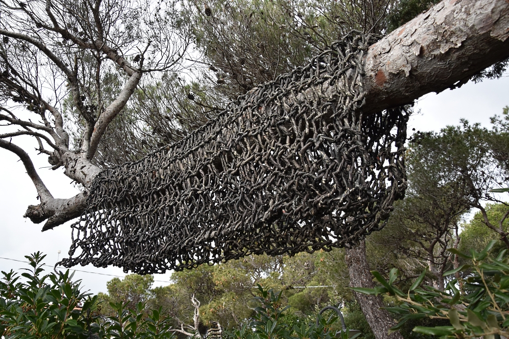 Ivano Vitali - Albero con vestito di carta riciclata e lavorata con ferri giganti