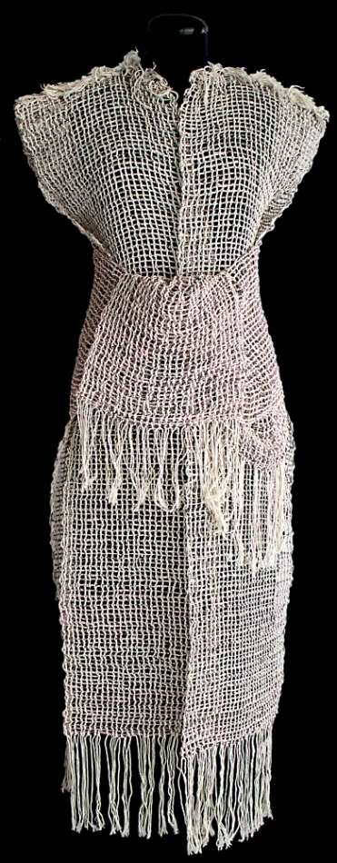 White and pink kimono (2004) made with newspapers and cotton thread. Fabric obtained with a loom modified for gauzes.