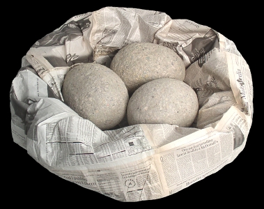 Nido di quotidiani e uova di cartamacerata - Ivano