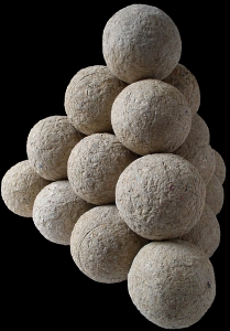 Installazione con Palle di Cartamacerata. Foto di Ivano
