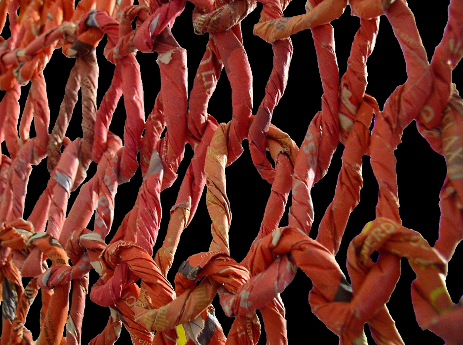 Ivqno Vitali - Particolare dell'arazzo rosso - Rosso riciclato dai quotidiani e lavorato con ferri giganti -